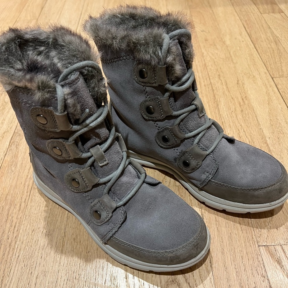 Sorel, Women’s gray boot with rabbit fur trim